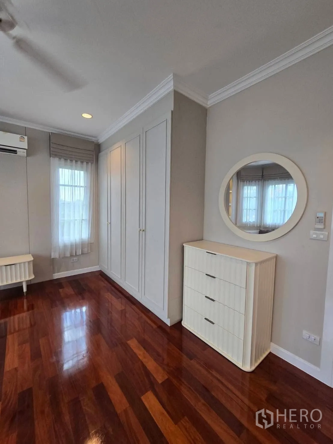 Detached House for rent in Bang Na, Bangkok - Bright bedroom with fitted wardrobe and dresser.