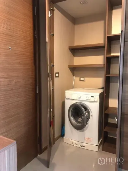 公寓 出售在Bang Rak, Bangkok - 带层架的家务柜，内置前开式洗衣机。