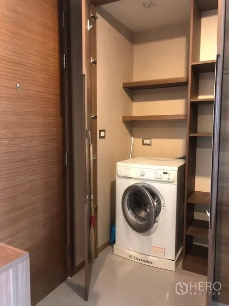 公寓 出售在Bang Rak, Bangkok - 带层架的家务柜，内置前开式洗衣机。