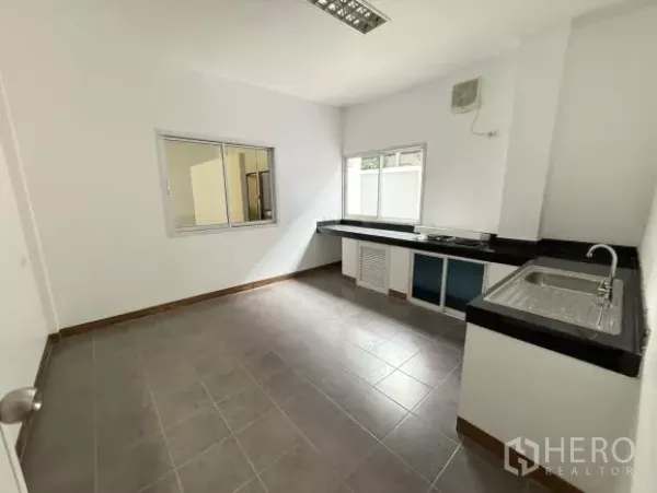 โรงงาน ขายในThanyaburi, Pathum Thani - ห้องแพนทรีพนักงาน มีอ่างล้างมือ เคาน์เตอร์ ตู้บิลท์อิน พร้อมช่องลมและหน้าต่างรับแสง