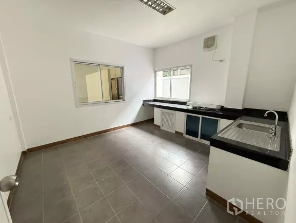 โรงงาน ขายในThanyaburi, Pathum Thani - ห้องแพนทรีพนักงาน มีอ่างล้างมือ เคาน์เตอร์ ตู้บิลท์อิน พร้อมช่องลมและหน้าต่างรับแสง