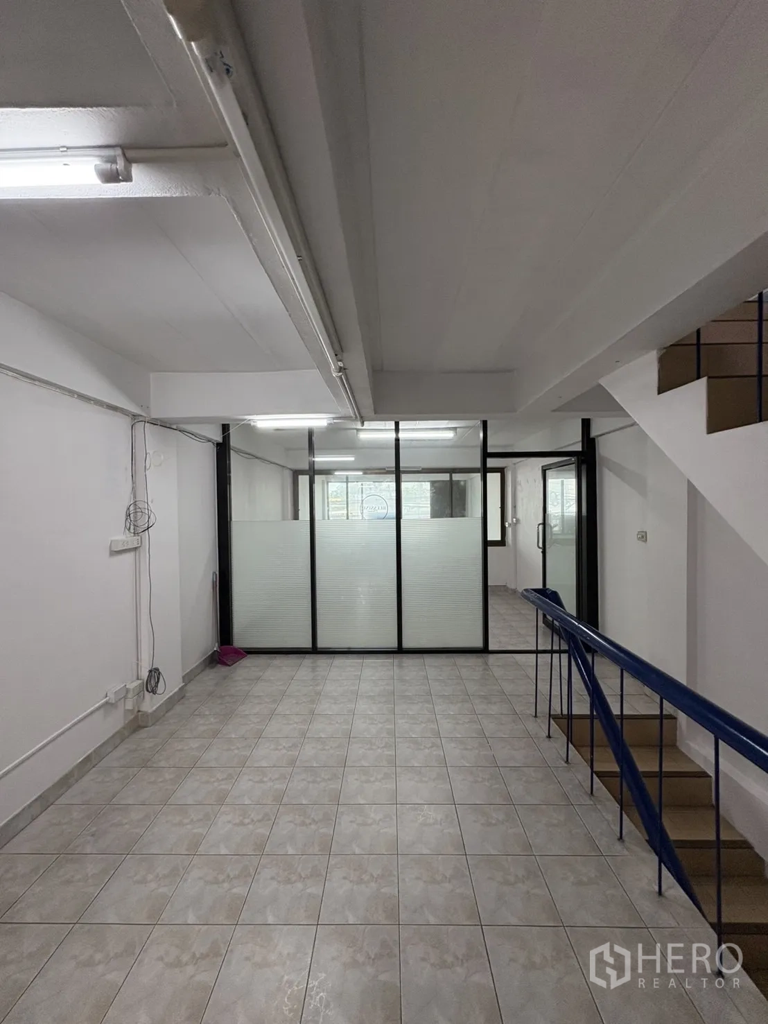 店屋 出租在Phra Khanong, Bangkok - 开放区域以磨砂玻璃隔断出办公室/会议室。