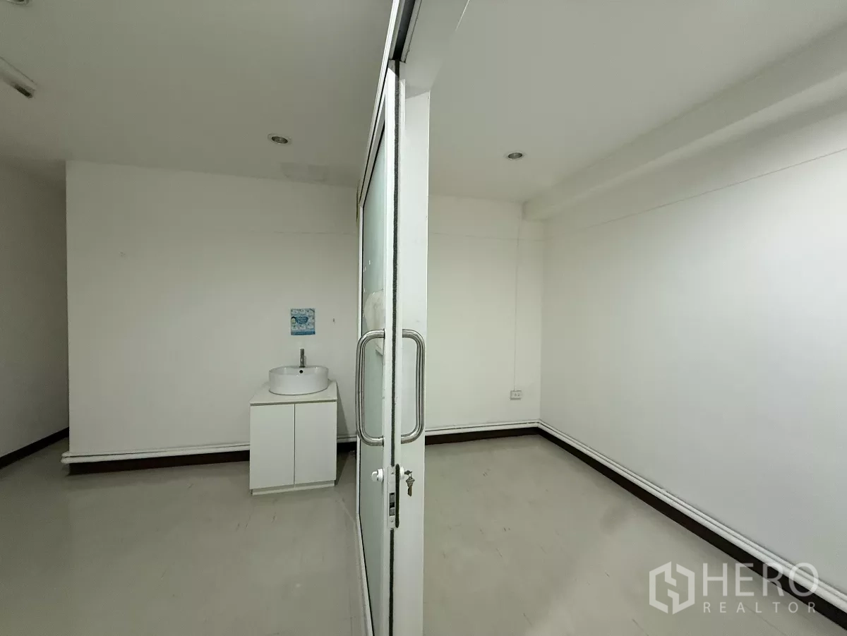 办公空间 出租在Din Daeng, Bangkok - 白色独立办公室，推拉玻璃门与洗手台。