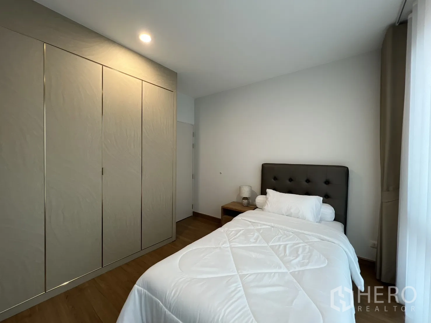 Detached House for rent in Prawet, Bangkok - Cozy guest bedroom with single bed and built-in wardrobe.
