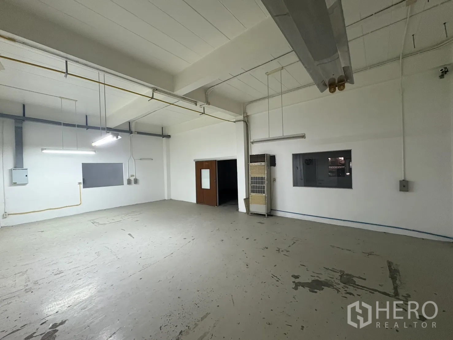 คลังสินค้า ให้เช่าในBang Phli, Samut Prakan - พื้นที่ทำงานโล่ง พร้อมช่องบริการและไฟแขวน