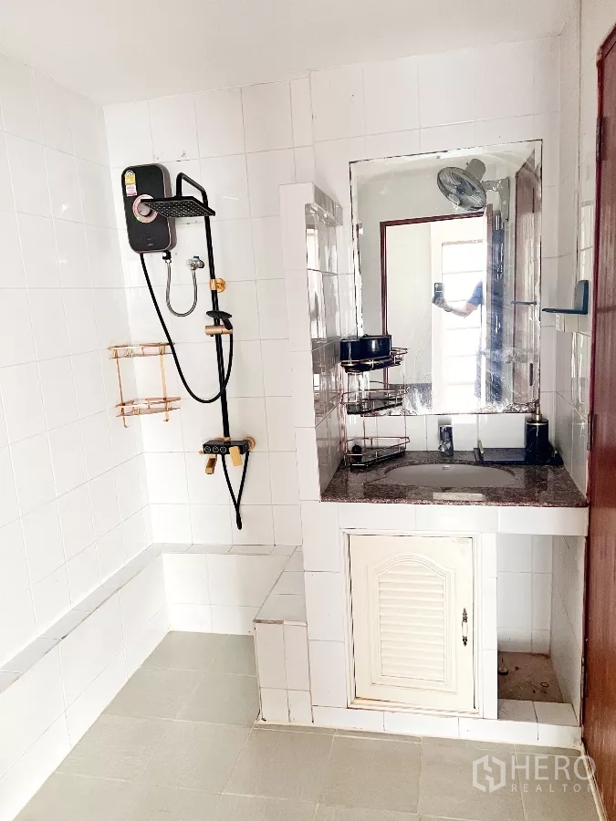 ทาวน์เฮาส์ ให้เช่าหรือขายในPhra Khanong, Bangkok - ห้องน้ำกระเบื้องสีขาว พร้อมเครื่องทำน้ำอุ่น ฝักบัว และเคาน์เตอร์อ่างล้างหน้า