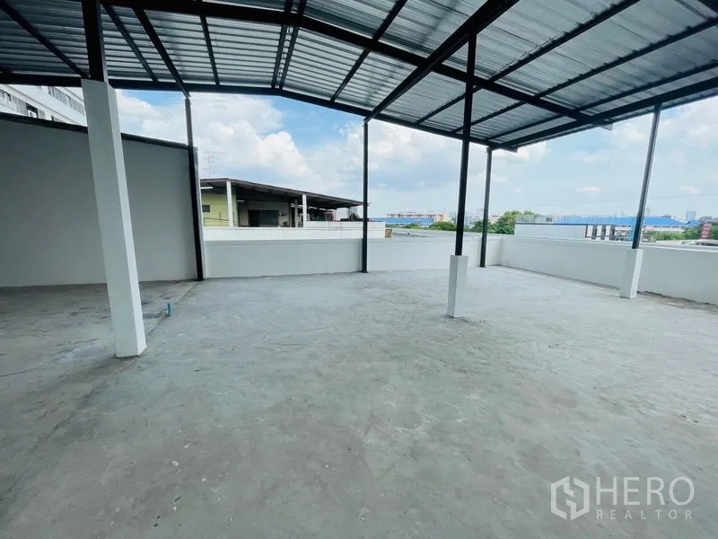 อาคารพาณิชย์ ให้เช่าในHuai Khwang, Bangkok - ดาดฟ้ามีหลังคาเมทัลชีท มุมมองเมืองโล่งกว้าง