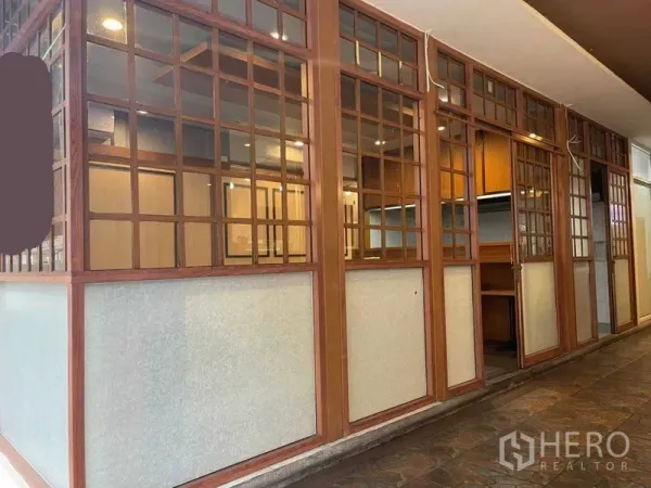 พื้นที่ขายปลีก ให้เช่าในWatthana, Bangkok - หน้าร้านกระจกกรอบไม้แบบลูกกรงของพื้นที่ค้าปลีกขนาดกะทัดรัด บริเวณพร้อมพงษ์ เขตวัฒนา