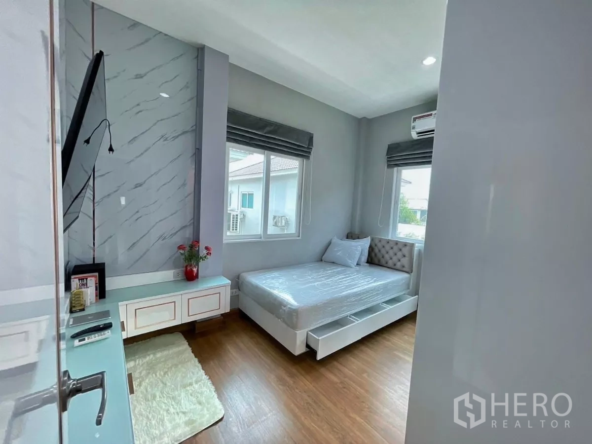 独立式住宅 出租在Bang Khen, Bangkok - 次卧配家具与储物柜，双窗通风，木地板。