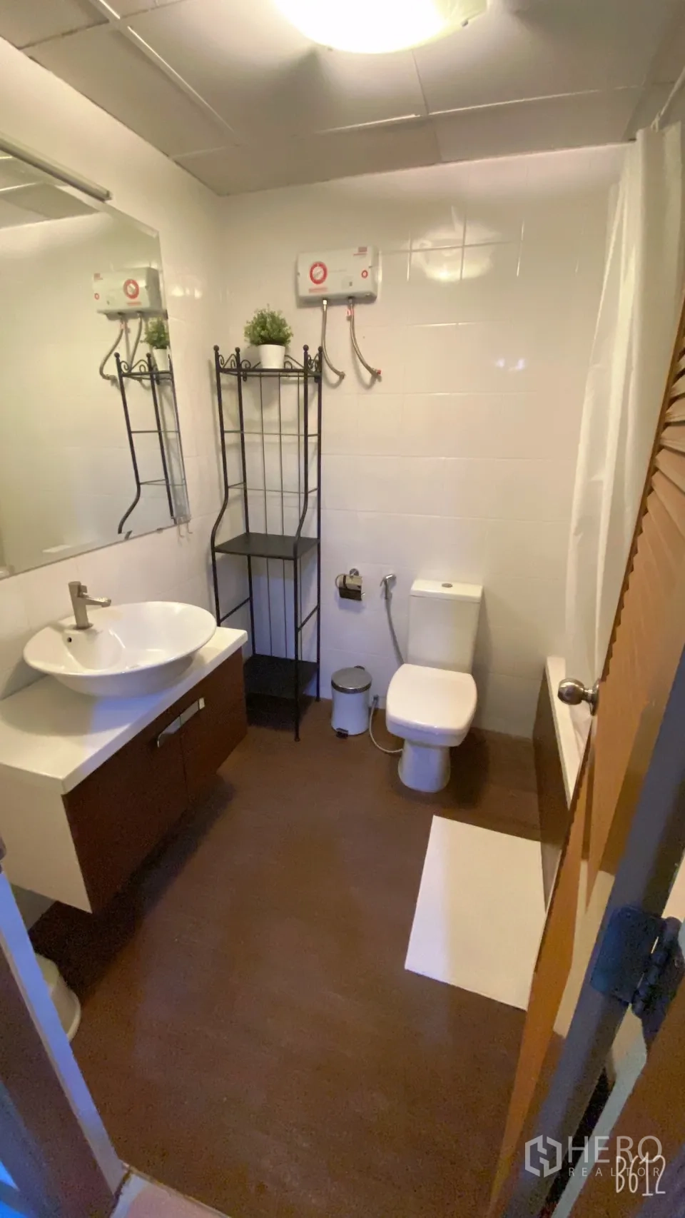 คอนโด ให้เช่าในWatthana, Bangkok - ห้องน้ำพร้อมอ่างล้างหน้าทรงถ้วย โถสุขภัณฑ์ ชั้นเหล็กวางของ และเครื่องทำน้ำอุ่น