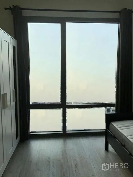 คอนโด ให้เช่าในBang Kho Laem, Bangkok - ห้องนอนที่สองมีหน้าต่างเต็มผนัง ตู้เสื้อผ้า และพื้นลายไม้.