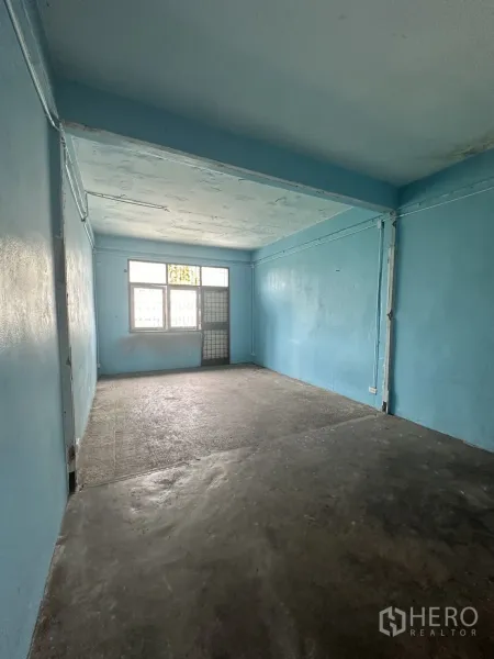 店屋 出租在Watthana, Bangkok - 空置蓝色房间，水泥地面并有后窗采光。