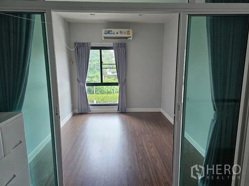 บ้าน ให้เช่าหรือขายในLam Luk Ka, Pathum Thani - ห้องชั้นบนพื้นไม้ กั้นด้วยกระจกบานเลื่อนและแอร์