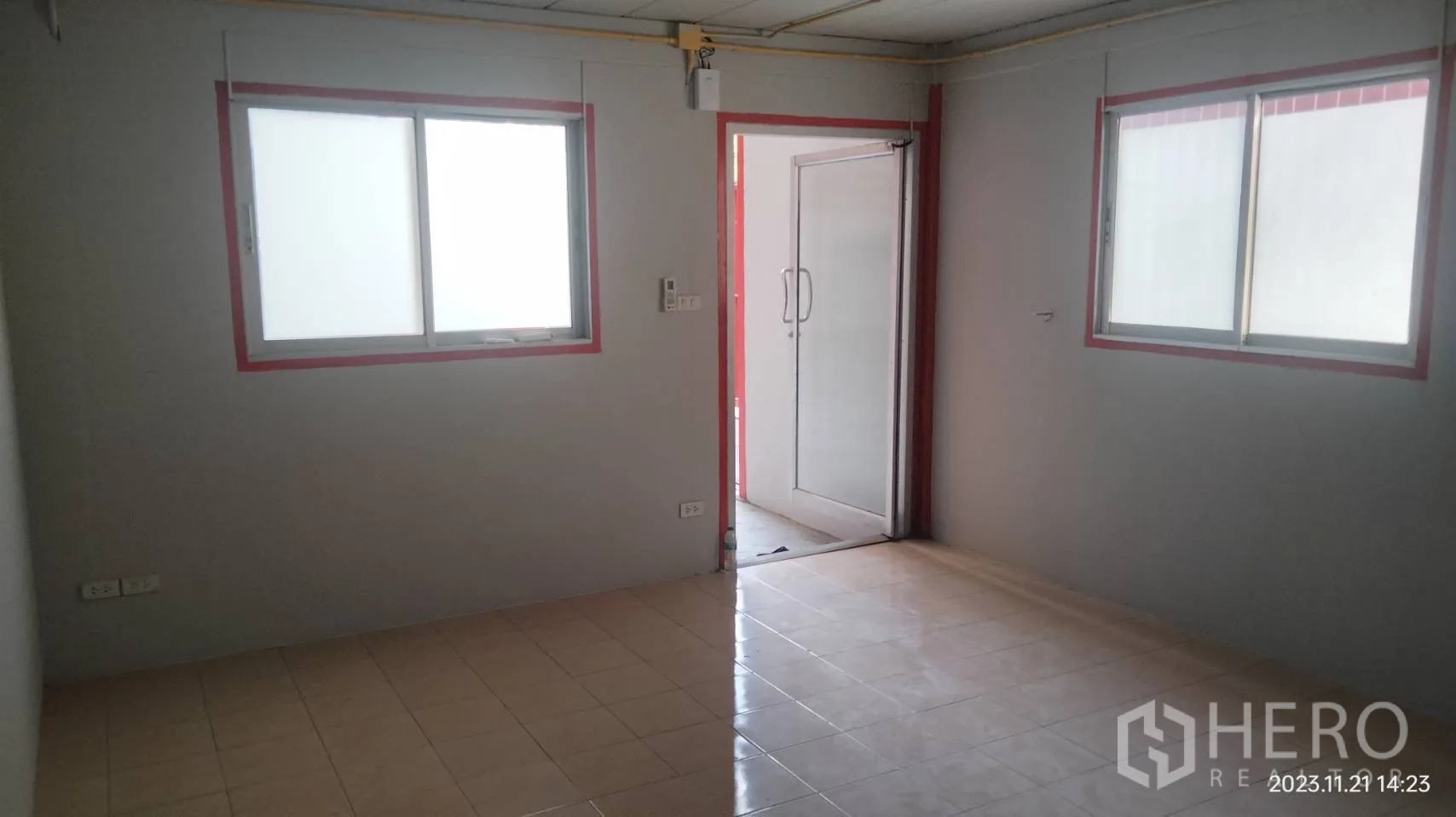 โกดัง for rent in Bang Phli, Samut Prakan - ห้องออฟฟิศปูกระเบื้อง มีหน้าต่างและประตูเข้าออก.
