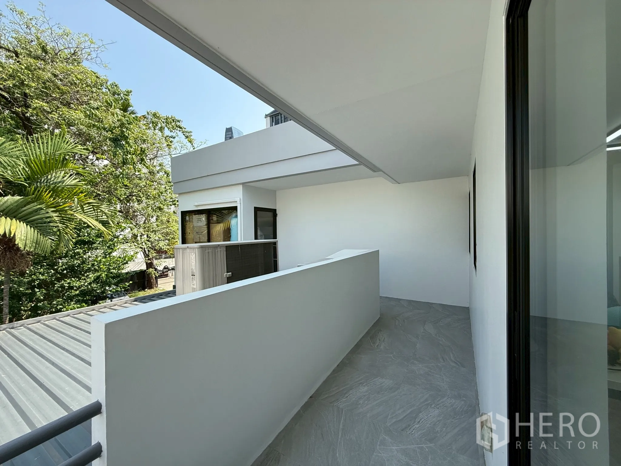 โฮมออฟฟิศ for rent in Watthana, Bangkok - ระเบียงชั้นบนปูพื้นกระเบื้องพร้อมวิวสวน