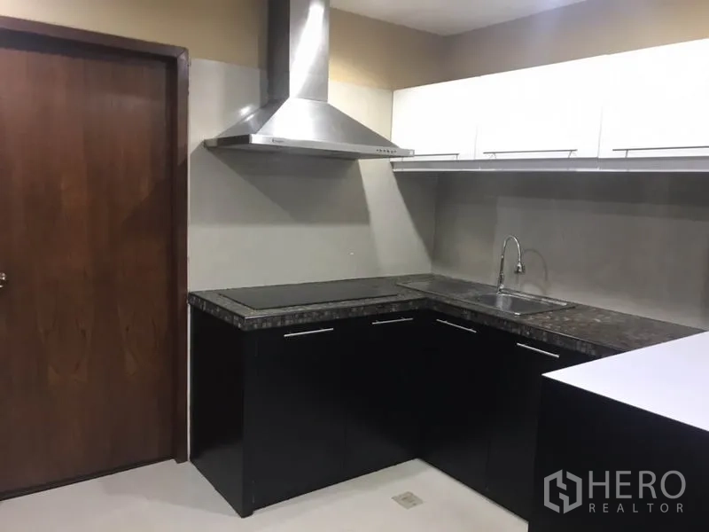 คอนโด ให้เช่าในWatthana, Bangkok - ครัวรูปตัวแอล เคาน์เตอร์หิน พร้อมเครื่องดูดควันและอ่างล้างจาน