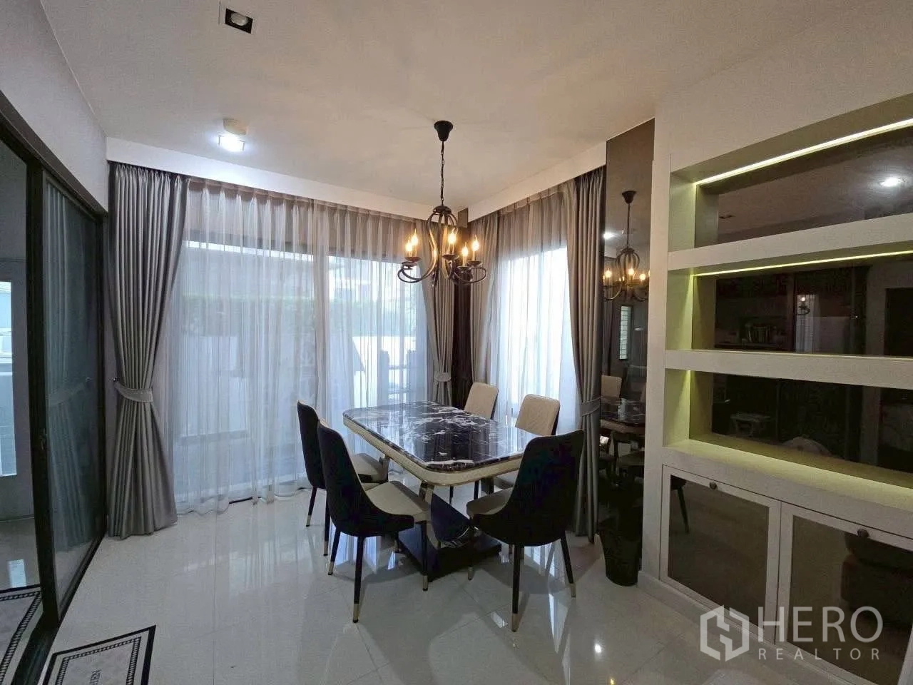 ทาวน์เฮาส์ ให้เช่าหรือขายในLat Phrao, Bangkok - มุมทานอาหารติดหน้าต่างเต็มผนัง พร้อมชั้นวางบิวท์อินไฟซ่อน