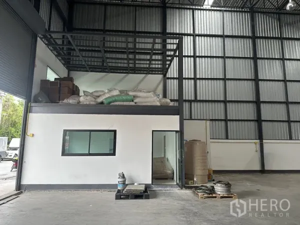 货栈 出租在Samut Prakan - 仓库内的底层办公室与上方夹层储物平台。