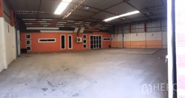 คลังสินค้า ให้เช่าในNong Chok, Bangkok - มุมกว้างของโกดัง พื้นที่เปิดโล่ง มีสกายไลท์ ช่องระบายอากาศ และผนังทาสี