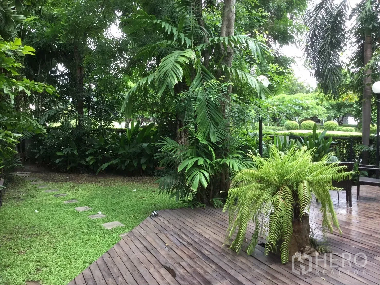บ้านเดี่ยว for sale in Suan Luang, Bangkok - ระเบียงไม้ติดสนามหญ้าพร้อมทางเดินแผ่นทางท่ามกลางพรรณไม้