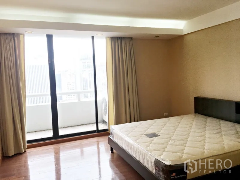 คอนโด ให้เช่าในPathum Wan, Bangkok - ห้องนอนกว้าง ประตูกระจกสไลด์ออกระเบียง แสงธรรมชาติเต็มห้อง