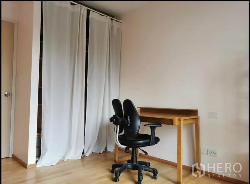 คอนโด ให้เช่าในKhlong Toei, Bangkok - ห้องนอนรองหรือโซนทำงานพร้อมโต๊ะ เก้าอี้ และผ้าม่านตู้เสื้อผ้า