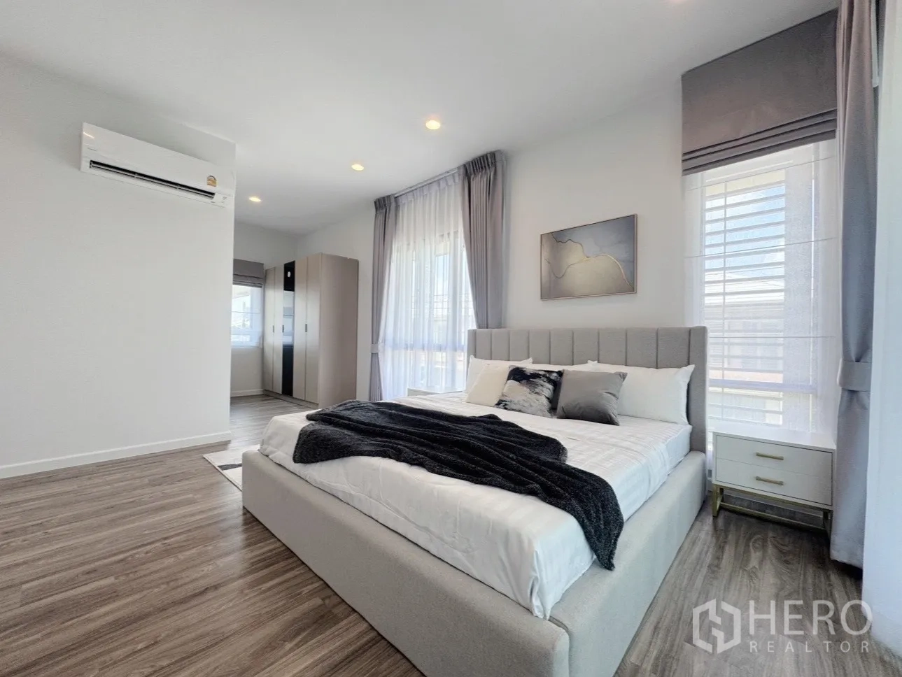 บ้าน ให้เช่าหรือขายในBang Kapi, Bangkok - ห้องนอนใหญ่ มุมมองเห็นเตียง ตู้เสื้อผ้า และพื้นไม้