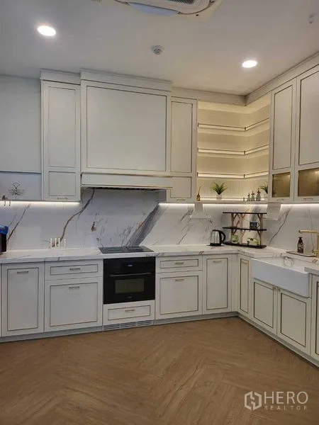 บ้าน ให้เช่าในSaphan Sung, Bangkok - ครัวรูปตัว U หน้าบานสไตล์เชคเกอร์ แผงหินอ่อน เตาอบบิวท์อิน