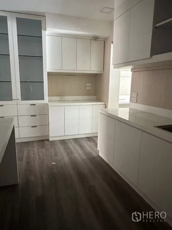 อาคารพาณิชย์ ขายในWatthana, Bangkok - ชั้นที่มีตู้บิวท์อินสีขาวและพื้นที่แพนทรี.