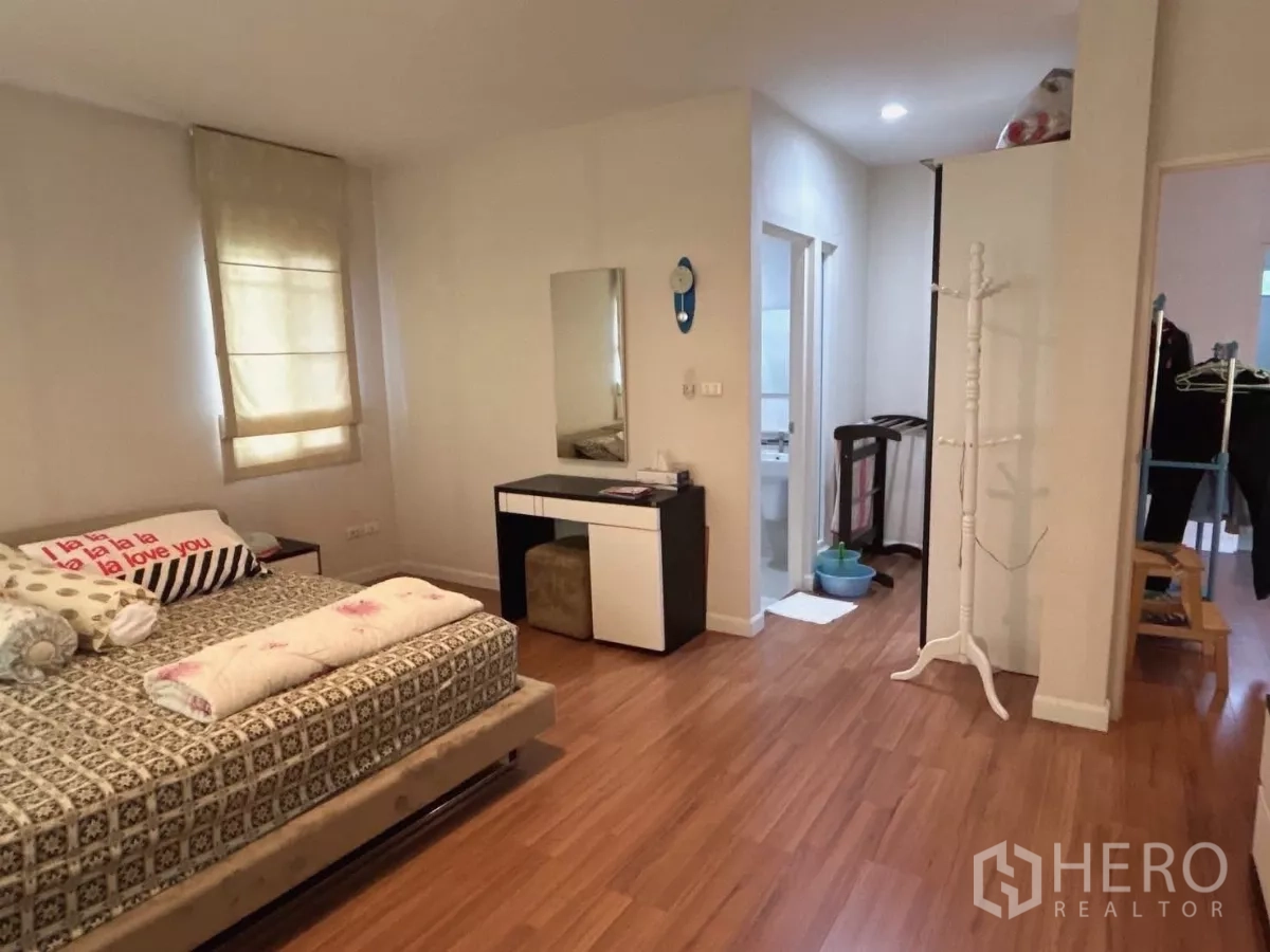 บ้าน ขายในBang Kapi, Bangkok - มุมห้องนอนใหญ่ไปยังโต๊ะเครื่องแป้งและประตูเข้าห้องน้ำในตัว