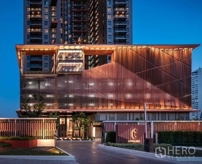 公寓 出租在Watthana, Bangkok - 现代公寓外立面黄昏灯光璀璨