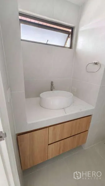 คอนโด ขาย - มุมอ่างล้างหน้าไซส์กะทัดรัด มีหน้าต่างและตู้ไม้