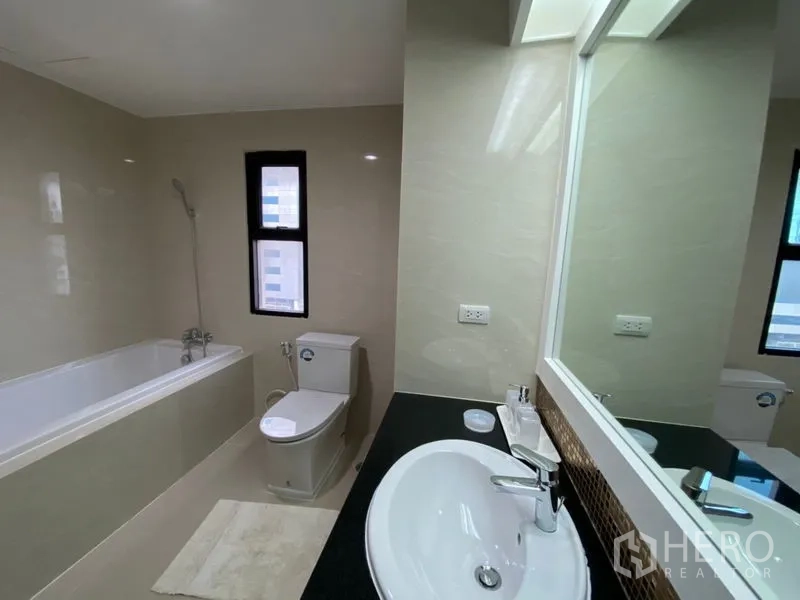 คอนโด ให้เช่าในWatthana, Bangkok - ห้องน้ำสไตล์โมเดิร์น มีอ่างอาบน้ำ อ่างล้างหน้า โถสุขภัณฑ์ และหน้าต่างแสงธรรมชาติ