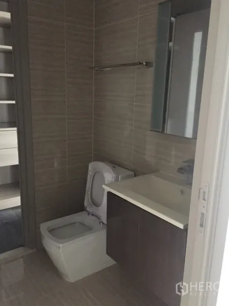 คอนโด ขายในDin Daeng, Bangkok - ห้องน้ำปูกระเบื้องพร้อมโถสุขภัณฑ์ อ่างล้างหน้าลอยตัว และตู้กระจก