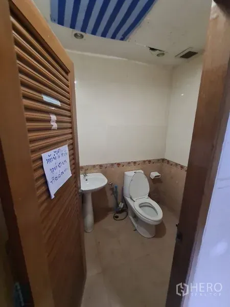 办公空间 出租在Bang Rak, Bangkok - 办公室内的独立卫生间，配有马桶和洗手盆。