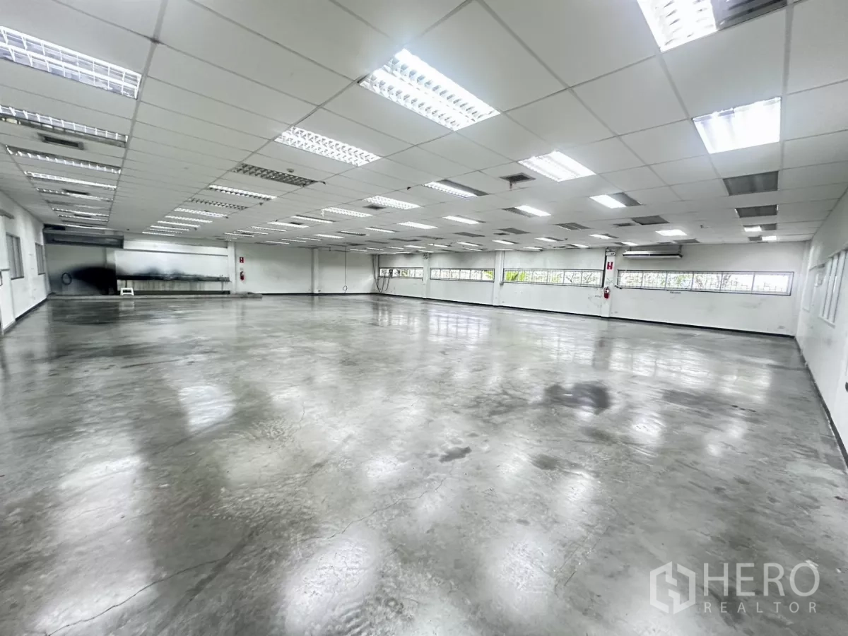 โรงงาน ขายในLat Krabang, Bangkok - พื้นที่ผลิตขนาดใหญ่ พื้นคอนกรีตขัดมัน เพดานไฟแบบตะแกรงสว่าง