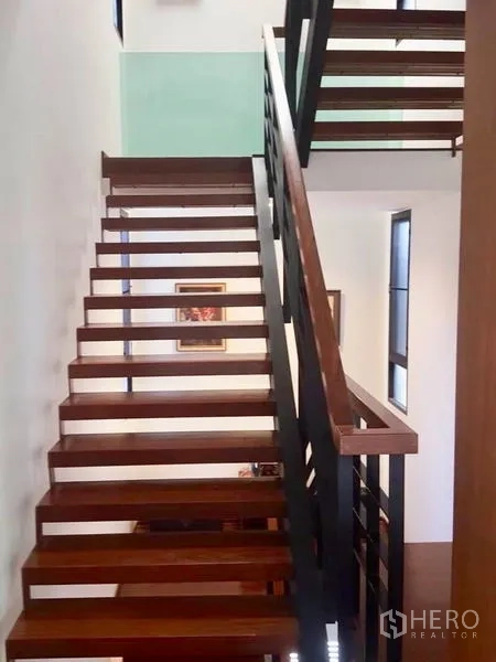 สำนักงานที่บ้าน ให้เช่าหรือขายในBang Rak, Bangkok - บันไดไม้ลูกนอนลอย ราวเหล็กสีดำ รับแสงธรรมชาติ