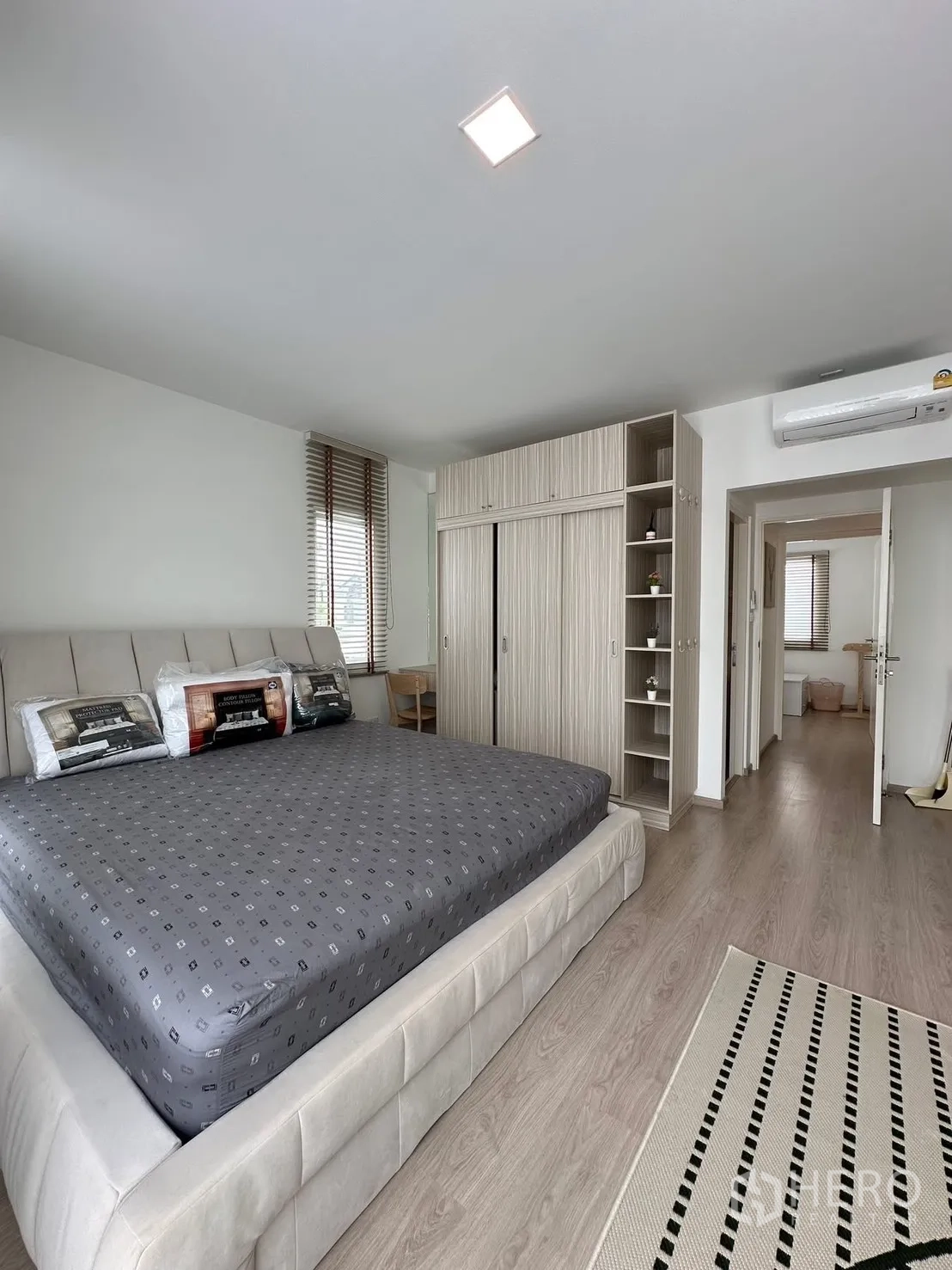 联排别墅 for rent in Prawet, Bangkok - 宽敞卧室配大床、内置衣柜与木地板。