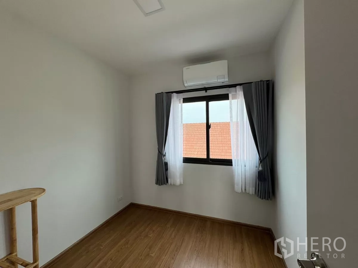 ทาวน์เฮาส์ ให้เช่าในBang Phli, Samut Prakan - ห้องเปล่าพร้อมแอร์ พื้นไม้ และหน้าต่างติดม่าน