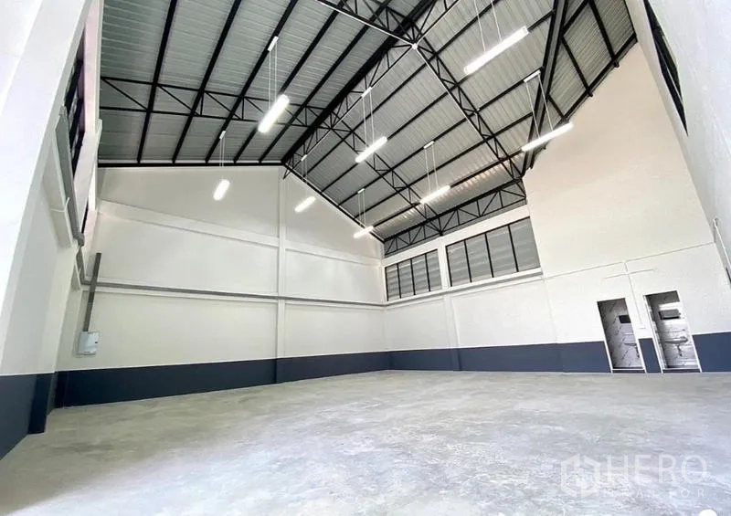 Warehouse for rent in Lat Lum Kaeo, Pathum Thani - Spacious warehouse hall with high steel‑truss ceiling, LED lighting and concrete floor.