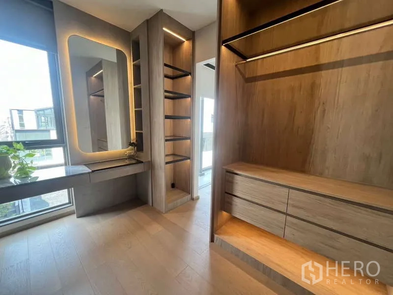 ทาวน์เฮาส์ ให้เช่าในPhra Khanong, Bangkok - วอล์กอินคลอเซ็ตบิลต์อิน พร้อมชั้นไฟส่องสว่าง ลิ้นชัก และโต๊ะเครื่องแป้ง