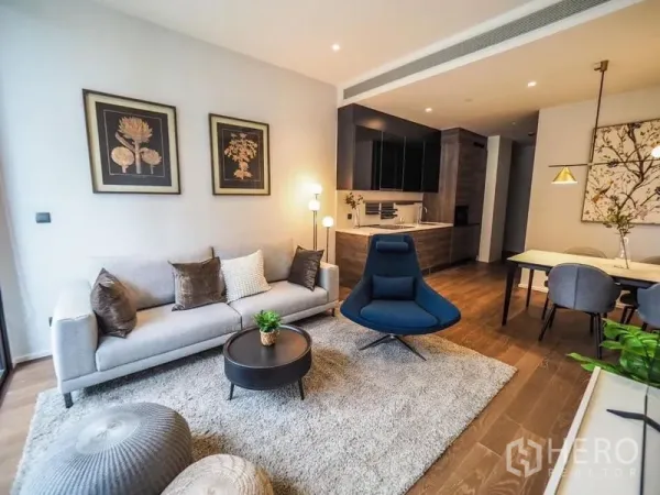 คอนโด ให้เช่าในPathum Wan, Bangkok - ห้องนั่งเล่นแบบโอเพนสเปซของคอนโดในปทุมวัน เฟอร์นิเจอร์โมเดิร์น ครัวแพนทรีโทนเข้มและพื้นไม้