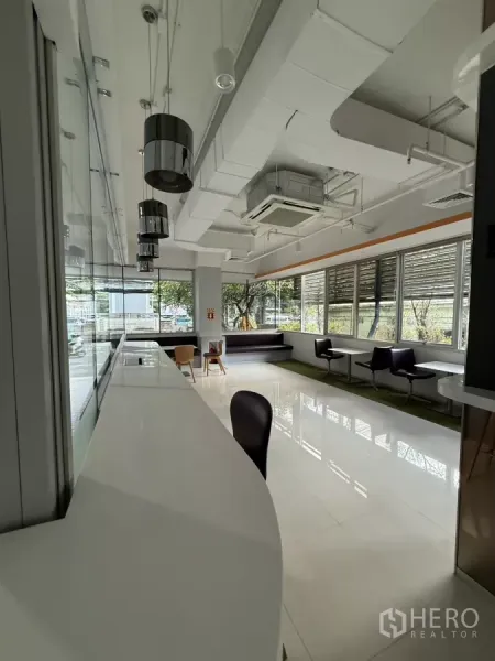 零售空间 出租在Bang Rak, Bangkok - 沿窗的长服务台与吊灯，带内置卡座与环窗景观