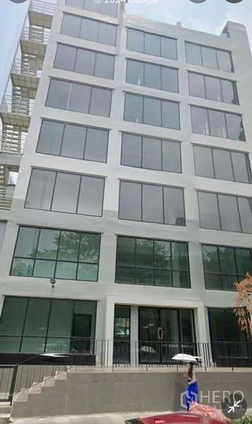 办公空间 出租在Bang Rak, Bangkok - 翻新后的七层独栋写字楼外立面，整齐的大面积玻璃窗。