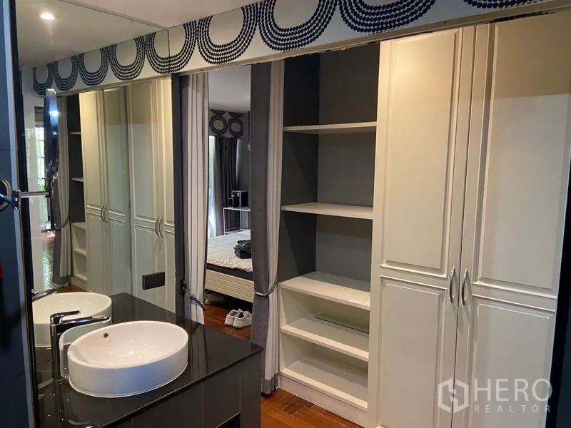 คอนโด ขายในKhlong San, Bangkok - โซนแต่งตัวแบบวอล์กอิน มีตู้เสื้อผ้าและชั้นวาง พร้อมอ่างล้างหน้าคู่