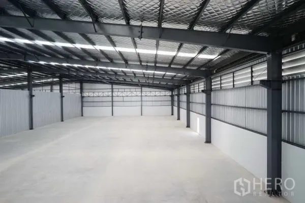 工厂 出租在Chon Buri - 从高处俯视的生产空间，屋面保温与通风带清晰可见