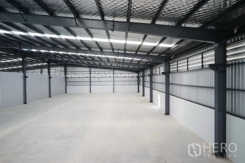 工厂 出租在Chon Buri - 从高处俯视的生产空间，屋面保温与通风带清晰可见