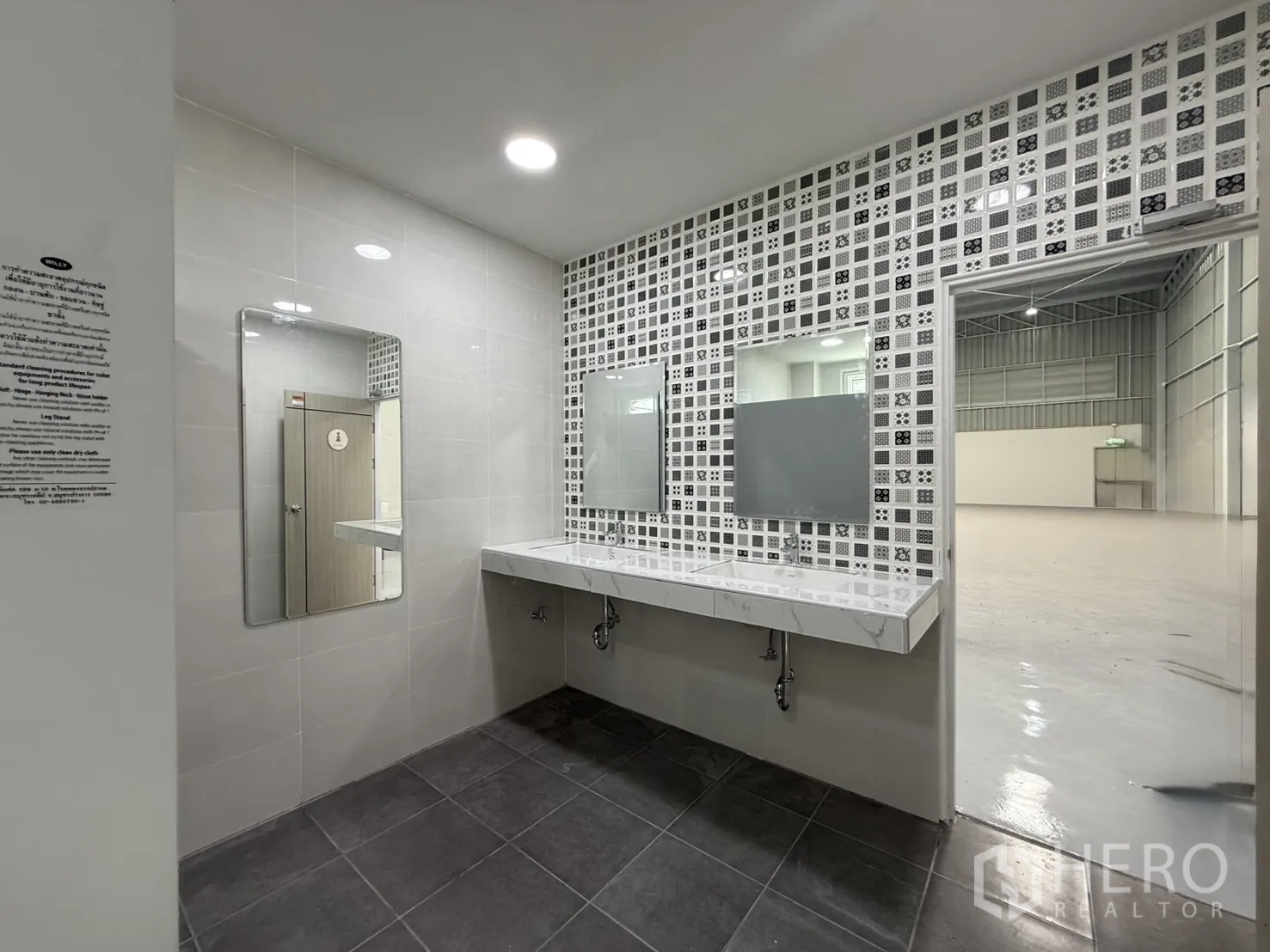 货栈 出租在Bang Khen, Bangkok - 卫生间盥洗区，双水槽与镜面，马赛克装饰墙面，紧邻主仓库。