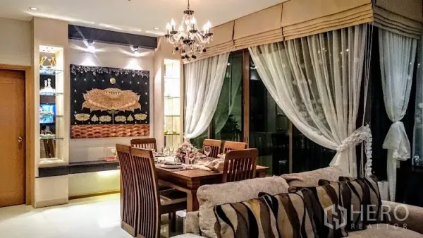 คอนโด ให้เช่าในKhlong Toei, Bangkok - พื้นที่รับประทานอาหาร โต๊ะไม้ โคมระย้า และชั้นโชว์ พร้อมผ้าม่านโปร่ง