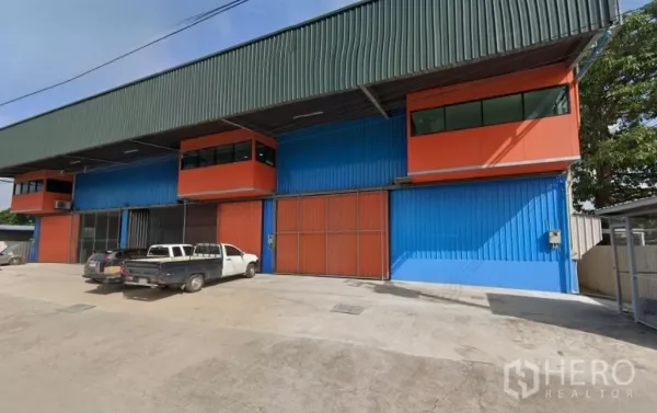 货栈 出租在Lat Krabang, Bangkok - Lat Krabang 彩色钢结构仓库外观，宽幅滑门与前方停车场地